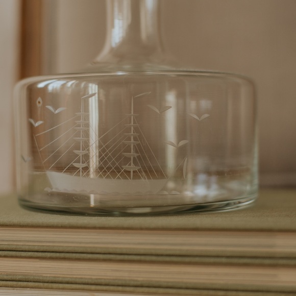 Vintage etched glass decanter with ship detail - Picture 2 of 4